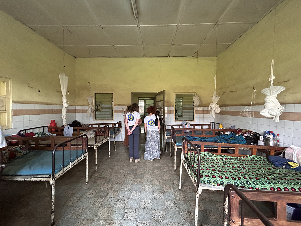 Dortoir composé de près de 10 lits lors de la visite de l'hôpital de Kisantu, en RDC.