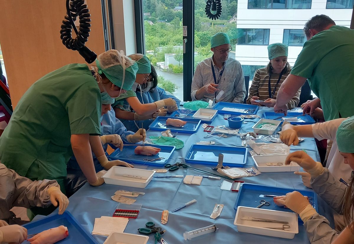 Découverte de la chirurgie à l'Ecole en couleurs