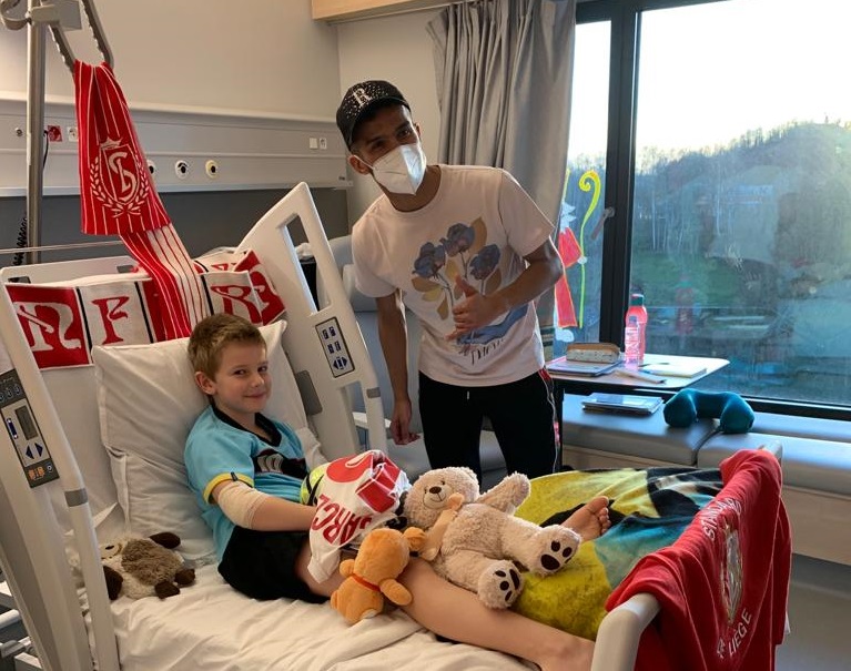 Mehdi Carcela rend visite aux enfants et adolescents hospitalisés