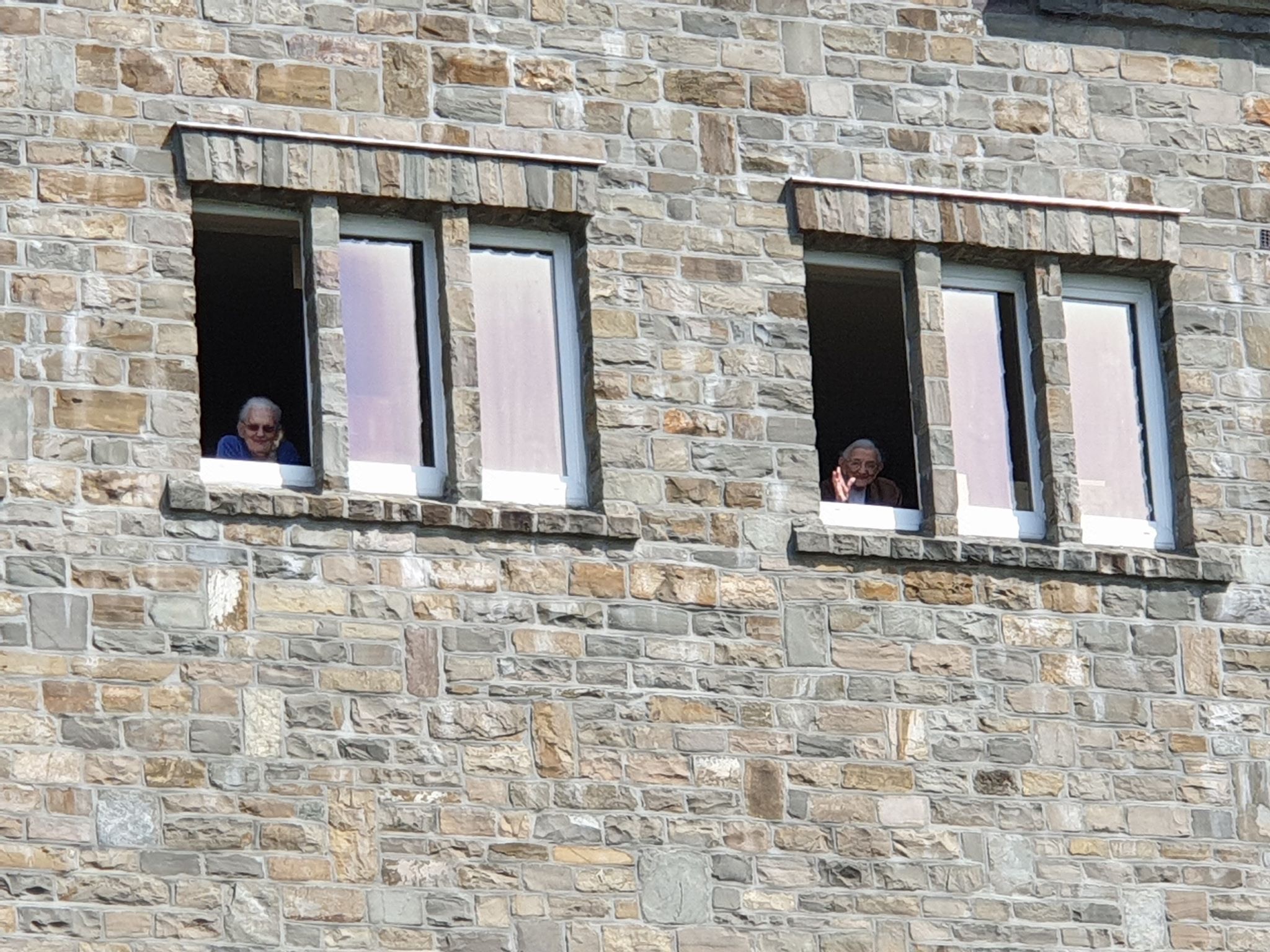 Les résidents de Banneux Nusbaum regardent de leur chambre le spectacle de Jacky et Rocky Den