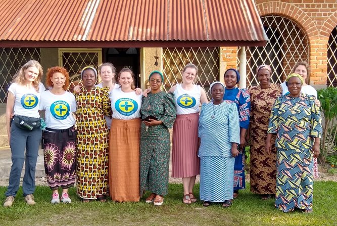 Photo de groupe rassemblant les soeurs de Ngidinga et les collaboratrices du Groupe santé CHC en mission en RDC