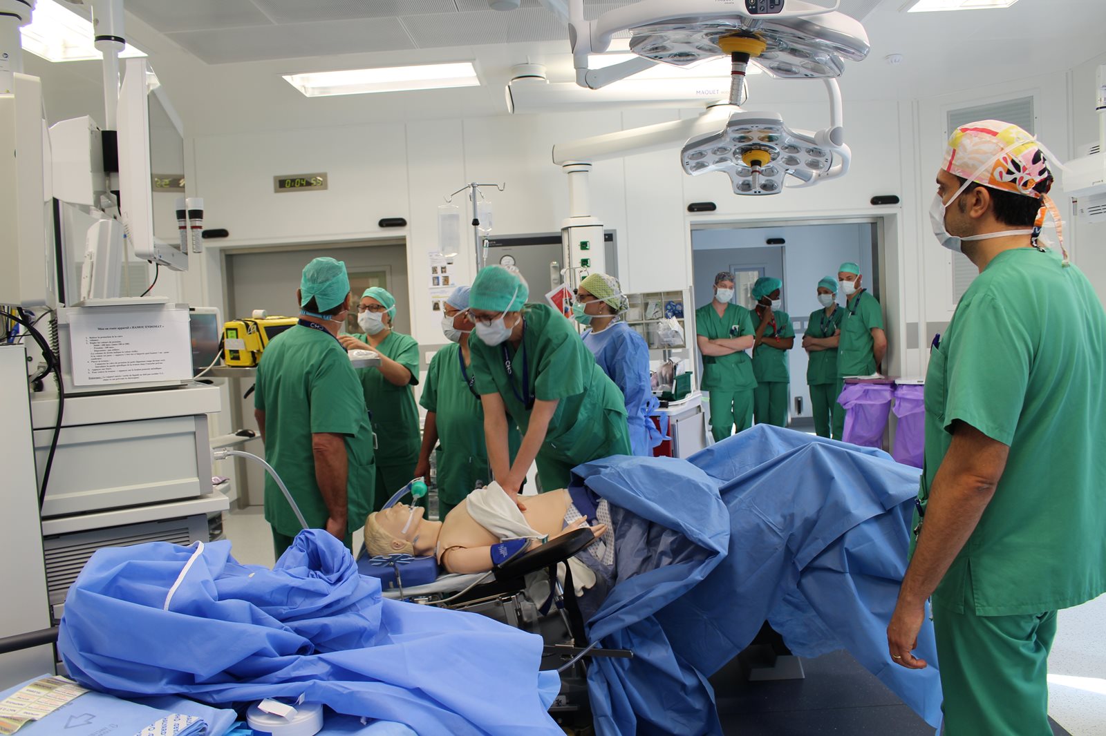 Des simulations sur mannequin au bloc opératoire des Cliniques CHC Hermalle et CHC MontLégia