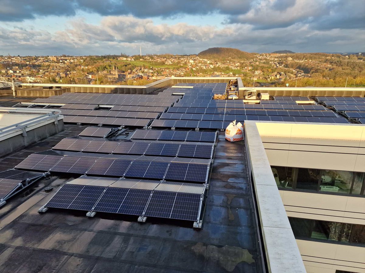 Pose de 2.675 panneaux photovoltaïques sur la Clinique CHC MontLégia